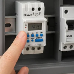 Interruttore orario digitale con riserva di carica per quadro din BRAVO 93003225