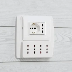Multipresa da parete ROSI EMILIA SMART bianca 4 prese italiane bivalenti 10/16 amp