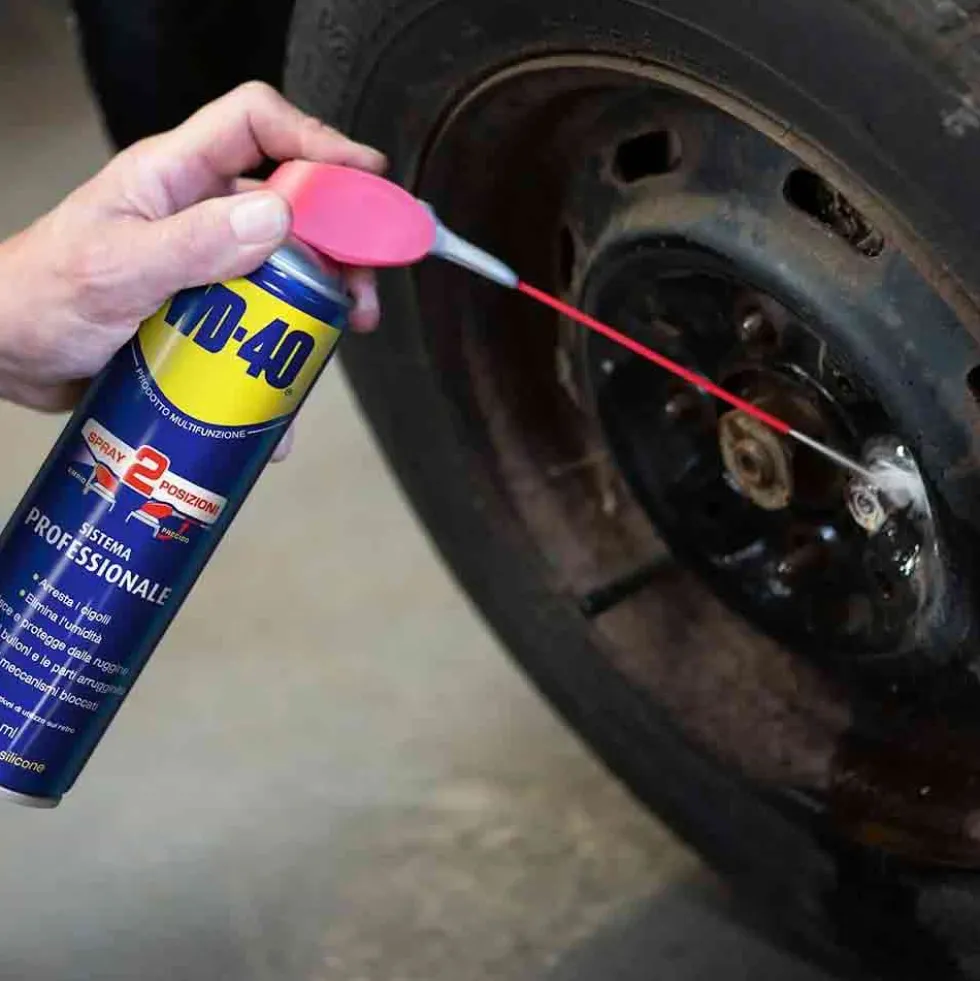 Sbloccante spray lubrificante multifunzione professionale WD-40 con erogazione a doppia posizione ml.500 WD40