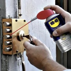 WD-40 Lubrificante anticorrosivo specifico per serrature e cilindri ml.250 WD40 con erogatore a doppia posizione